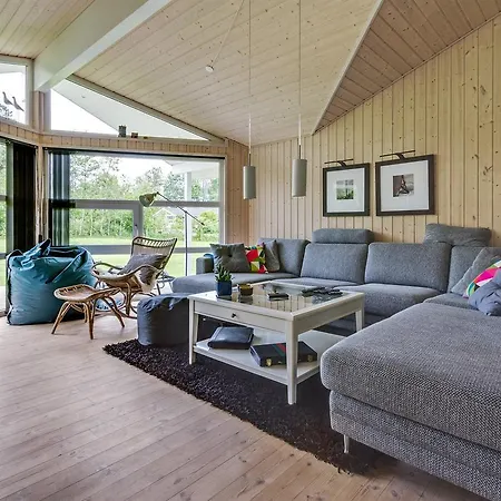Сasa de vacaciones Four-bedroom Holiday In *